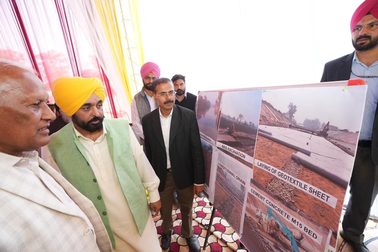 Punjab Chief Minister Bhagwant Singh Mann inaugurating the Ferozepur Feeder Canal relining project in Makhu (2)